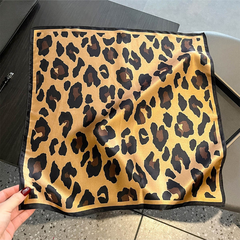 Lenço Quadrado 100% Seda com E - Silk Scarf Square avaliação e preço